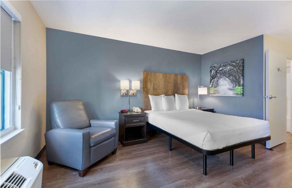 Studio with 1 King Bed - Non-Smoking interior